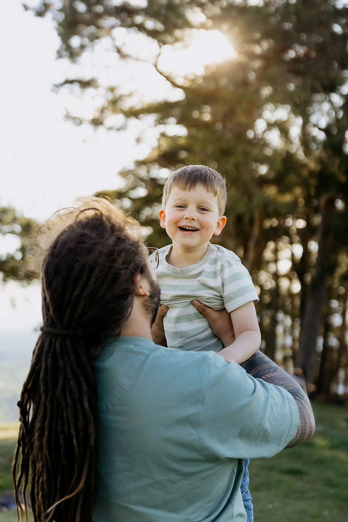 Natürliche Familienfotos bei Sonnenuntergang
