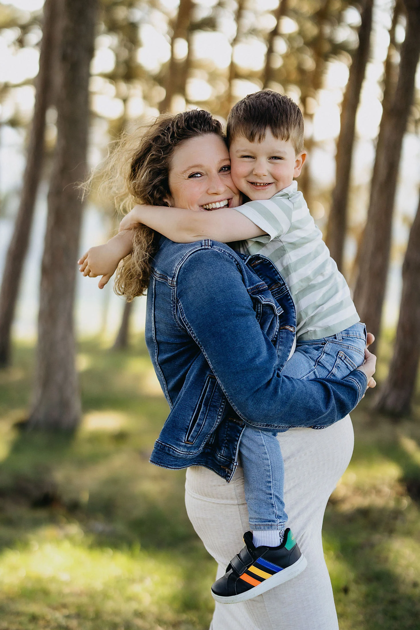 Natürliche Familienfotos bei Sonnenuntergang