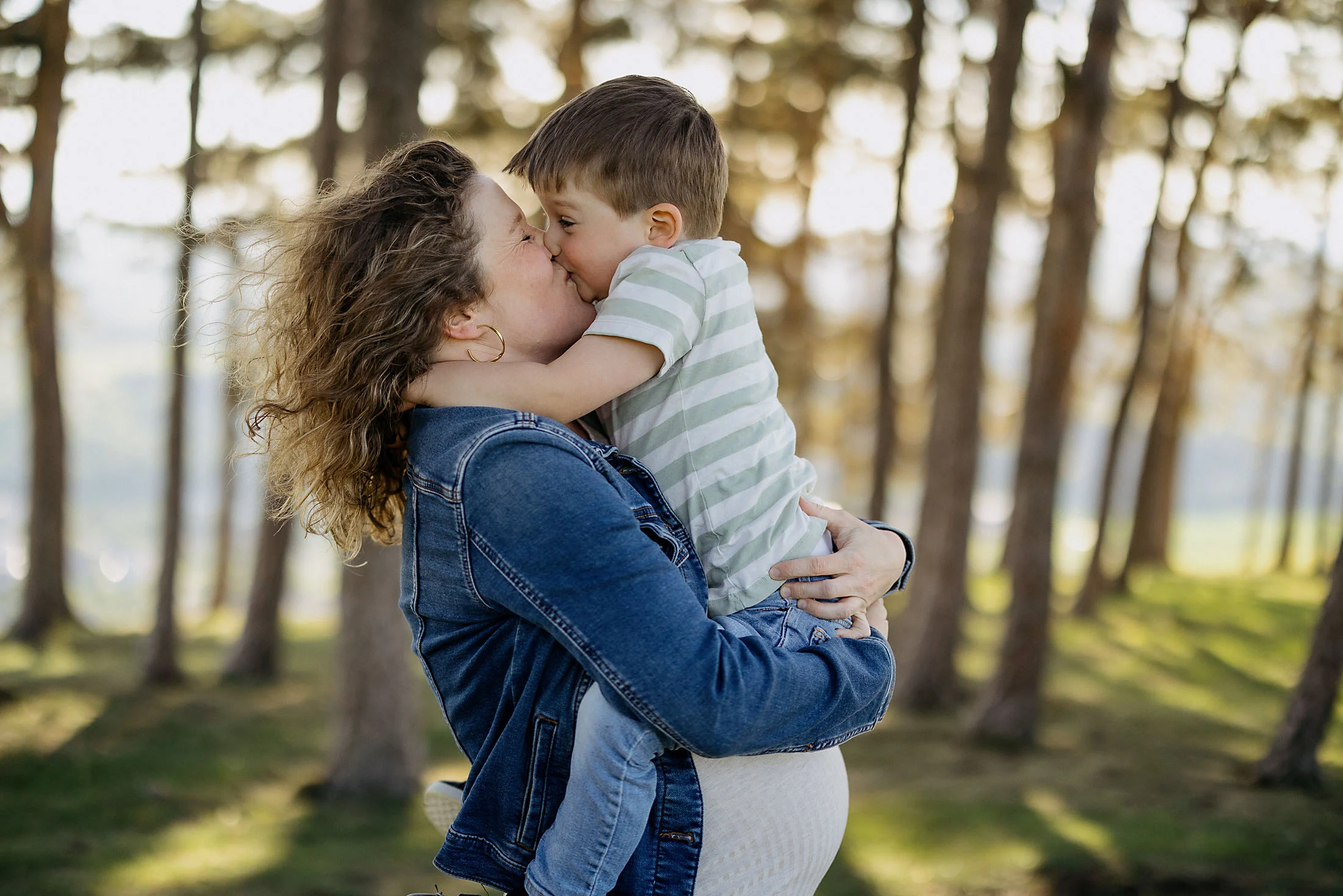 Natürliche Familienfotos bei Sonnenuntergang