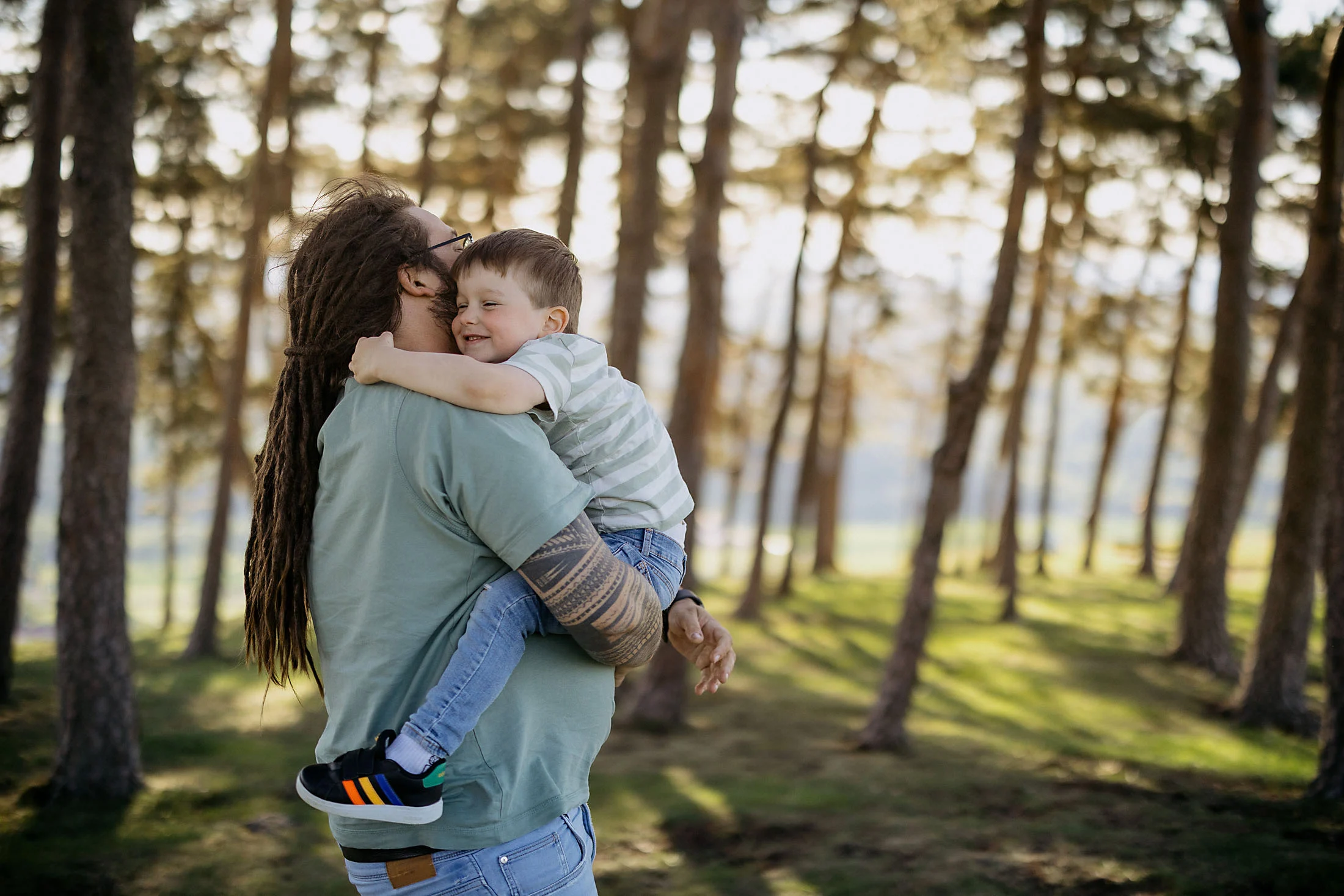 Natürliche Familienfotos bei Sonnenuntergang