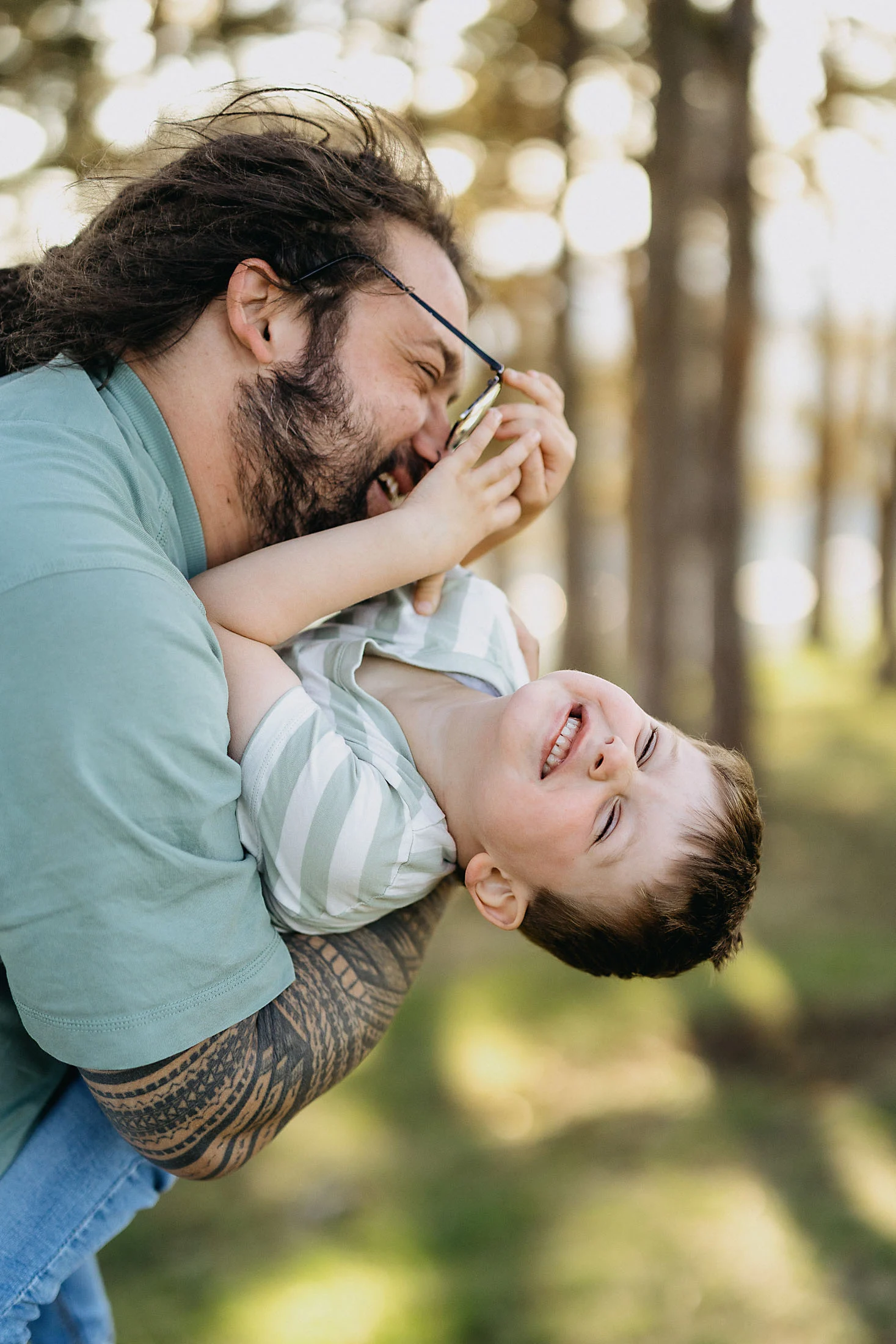 Natürliche Familienfotos bei Sonnenuntergang