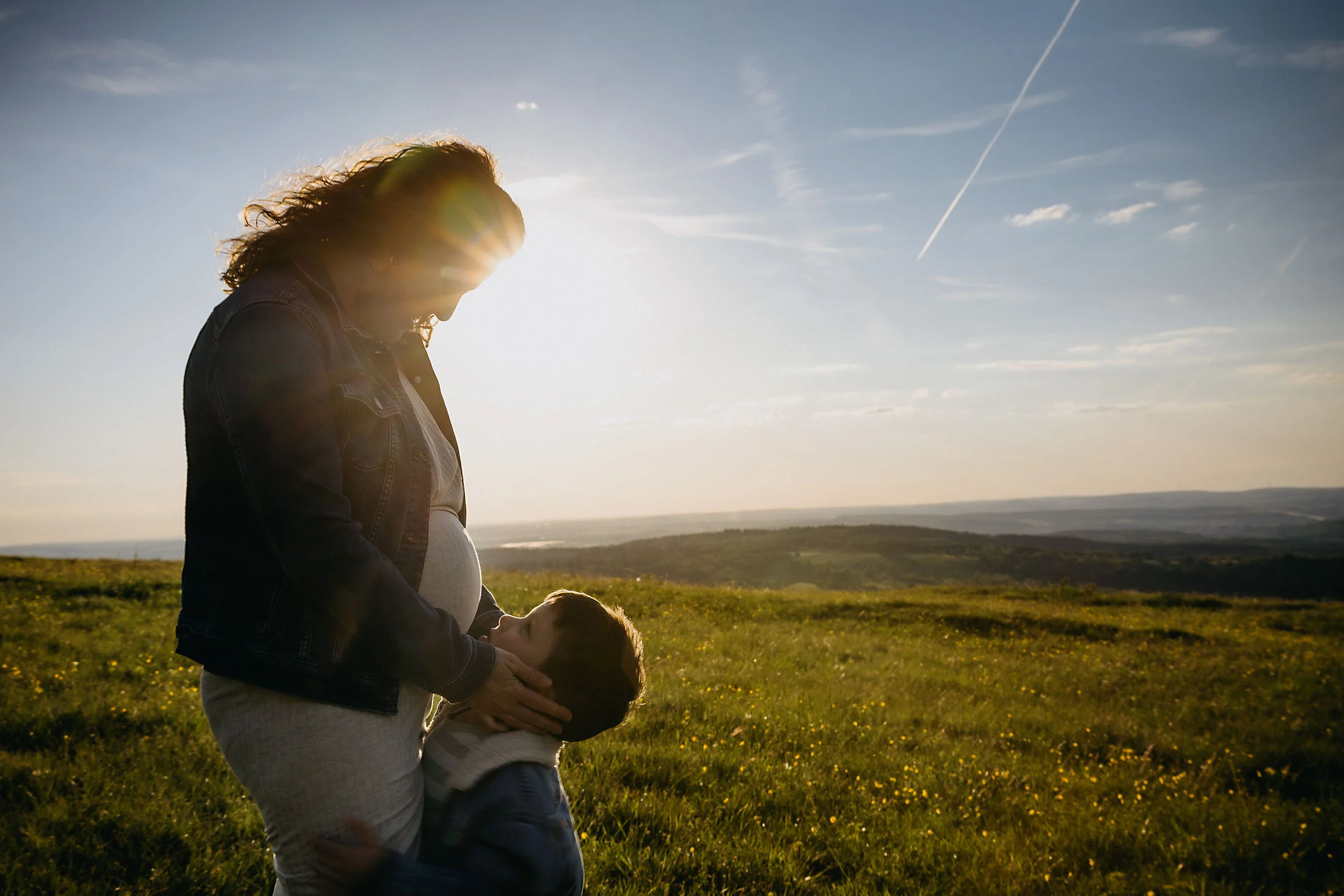 Natürliche Familienfotos bei Sonnenuntergang