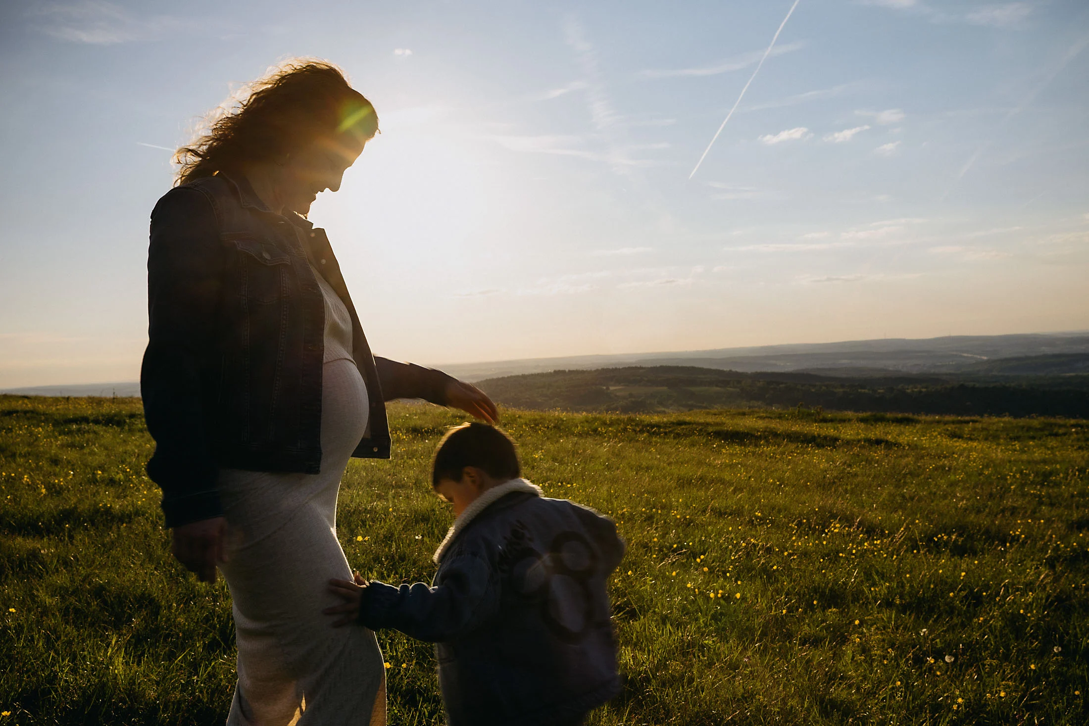 Natürliche Familienfotos bei Sonnenuntergang
