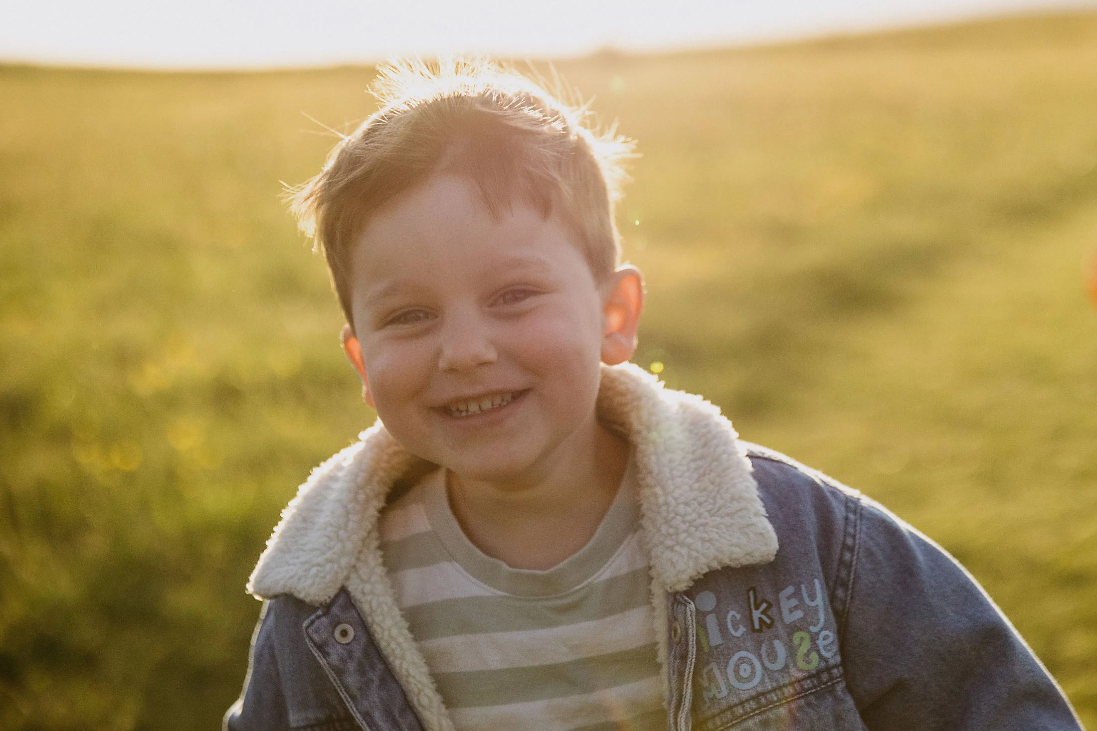 Natürliche Familienfotos bei Sonnenuntergang