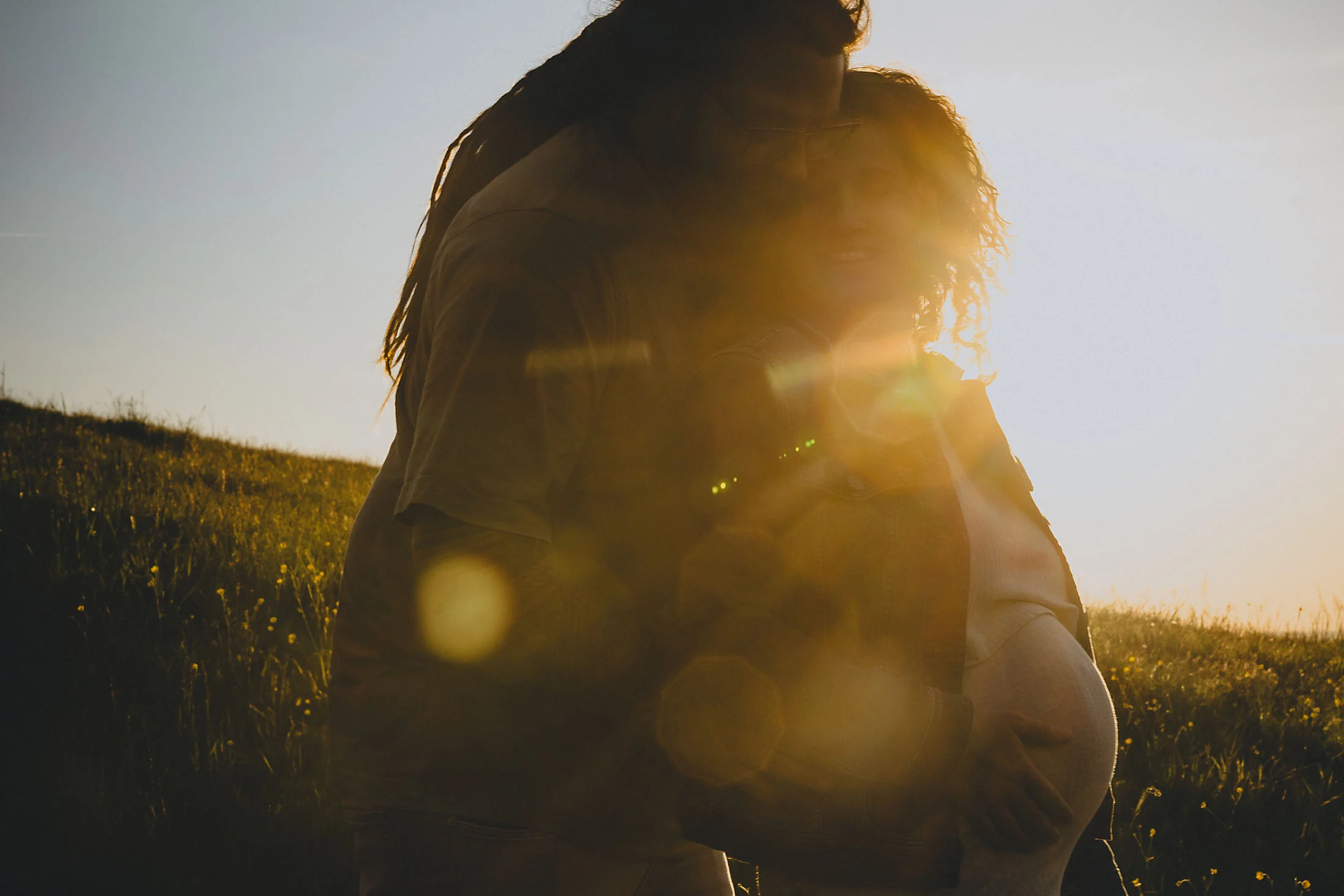 Natürliche Familienfotos bei Sonnenuntergang