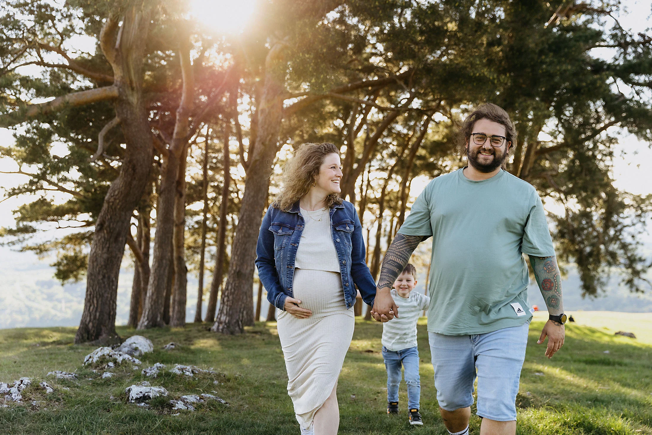 Natürliche Familienfotos bei Sonnenuntergang