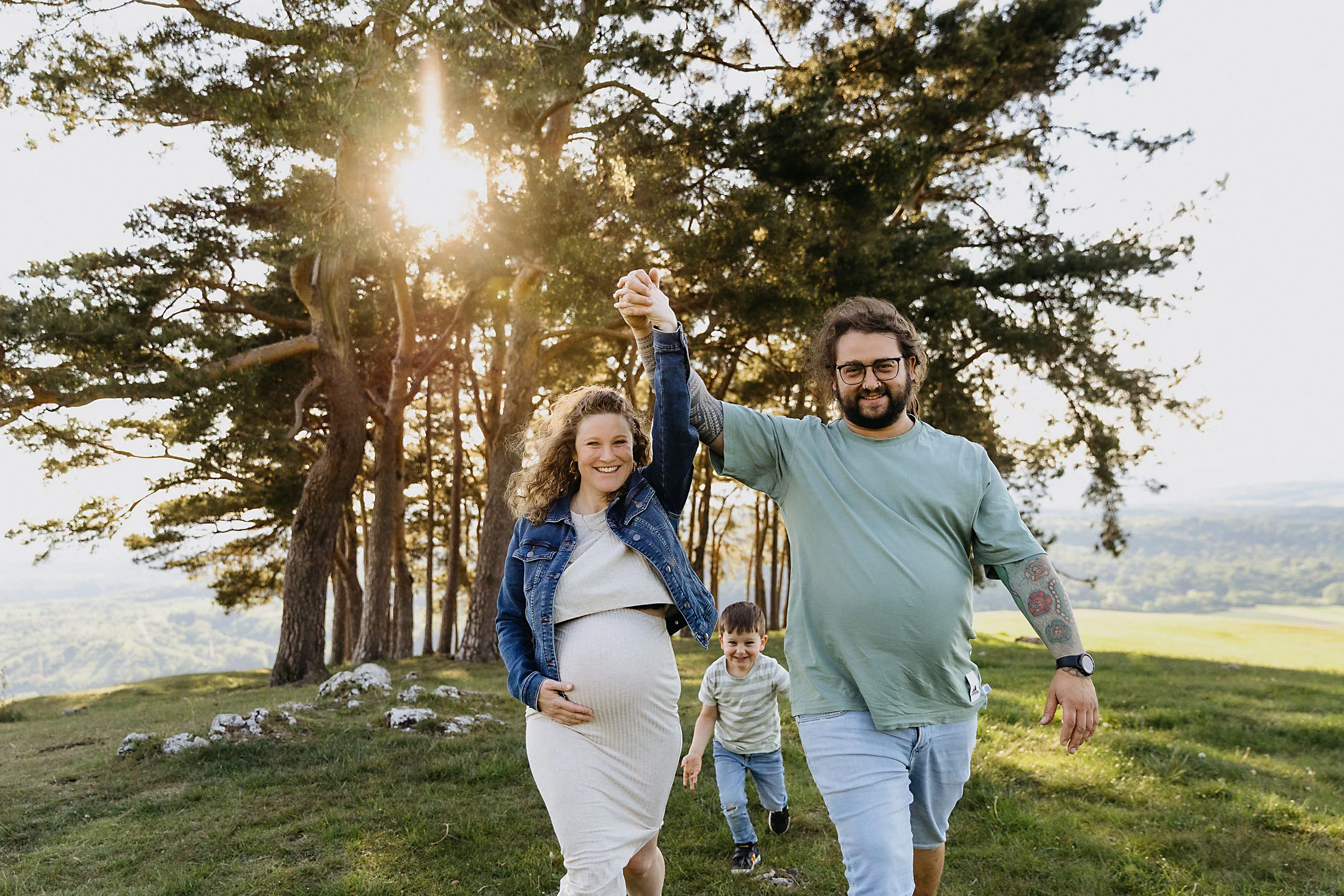 Natürliche Familienfotos bei Sonnenuntergang