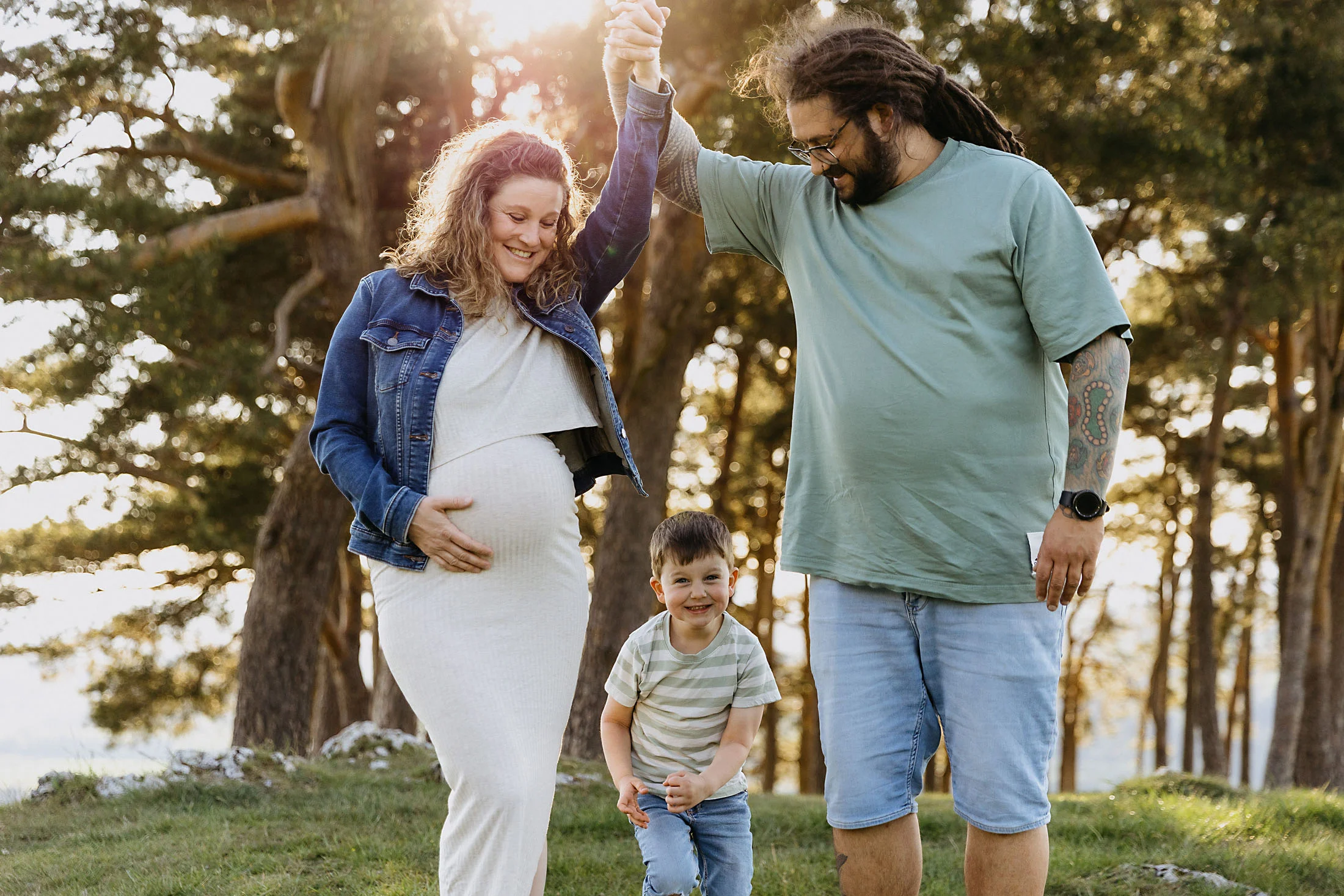 Natürliche Familienfotos bei Sonnenuntergang