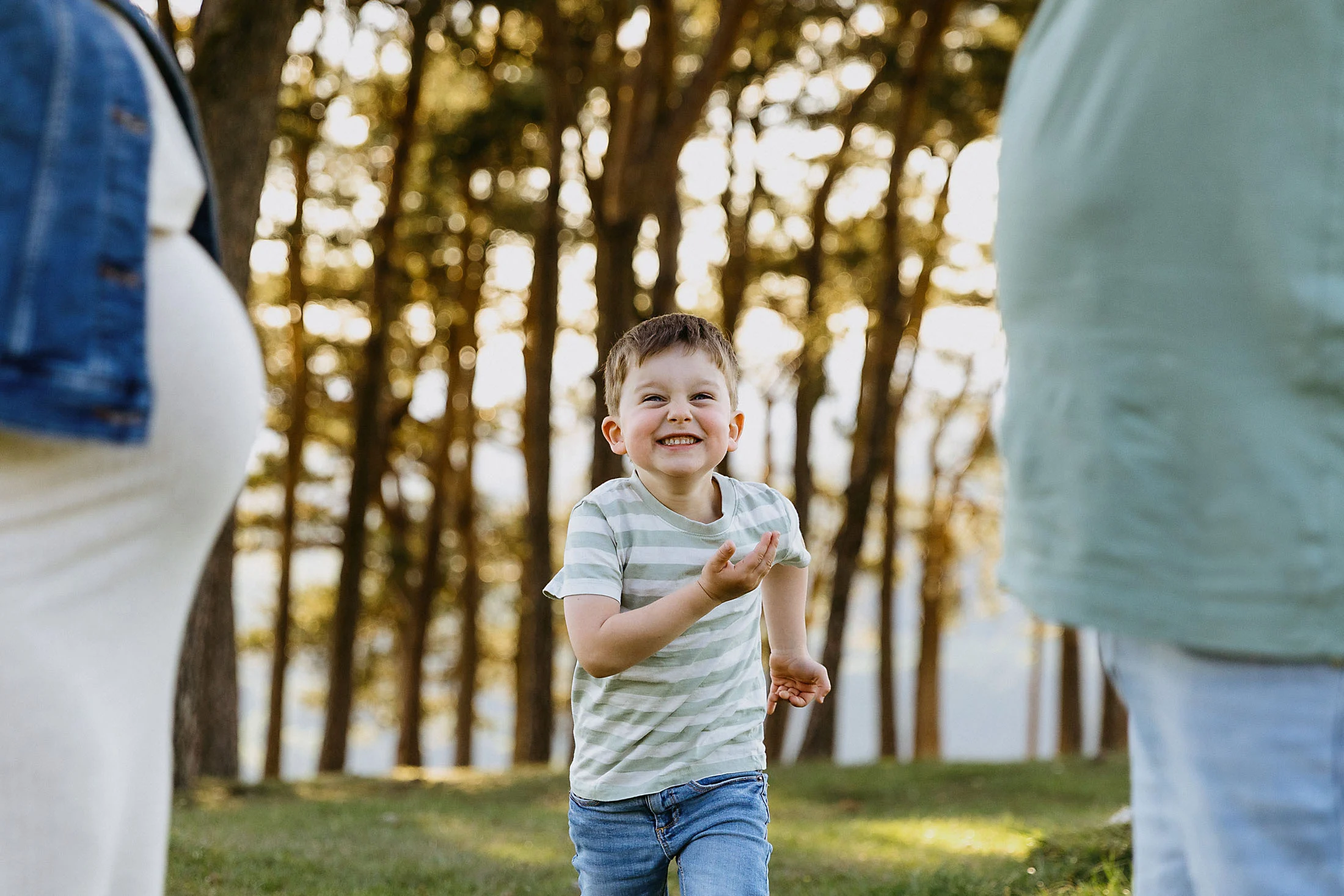 Natürliche Familienfotos bei Sonnenuntergang