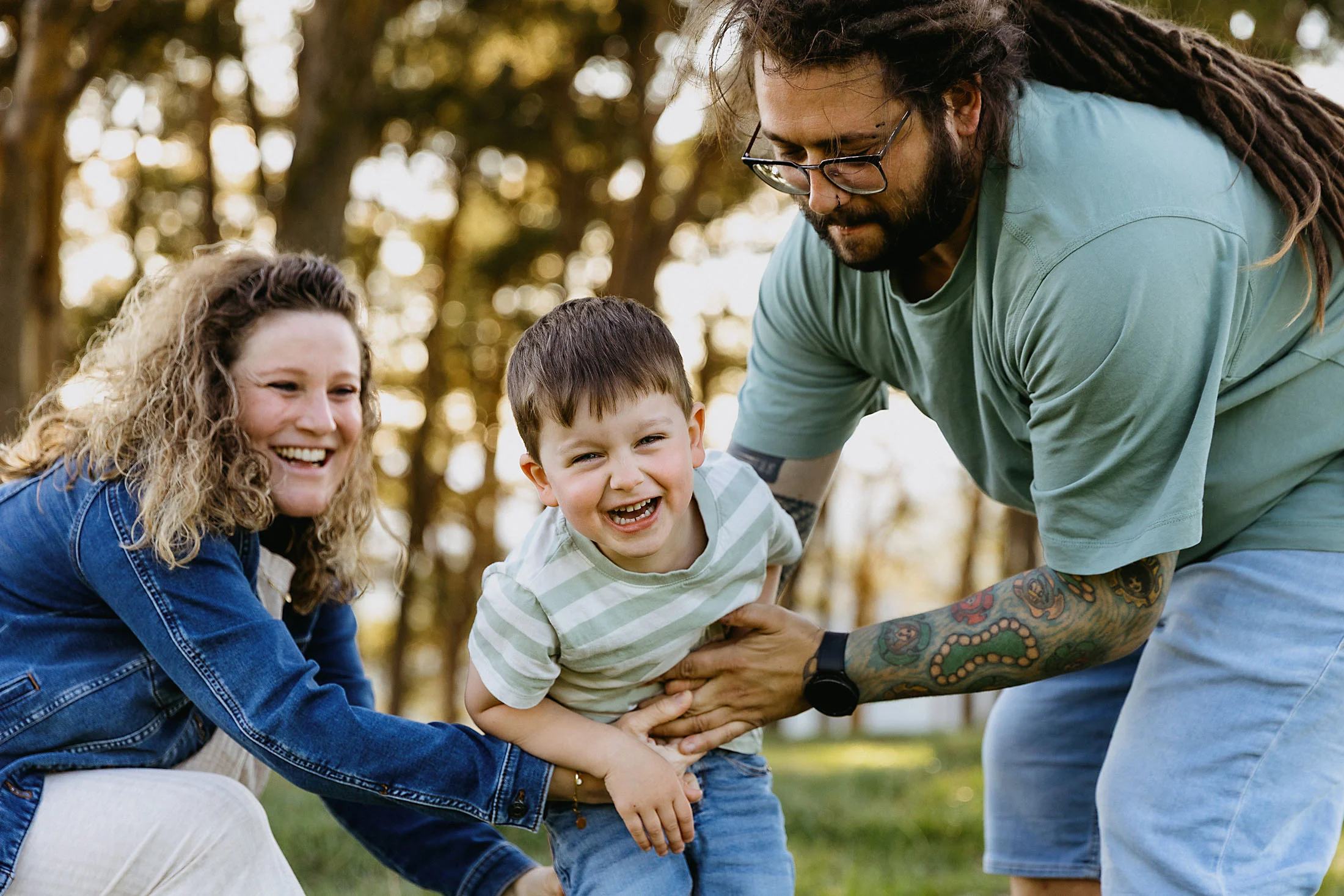 Natürliche Familienfotos draussen