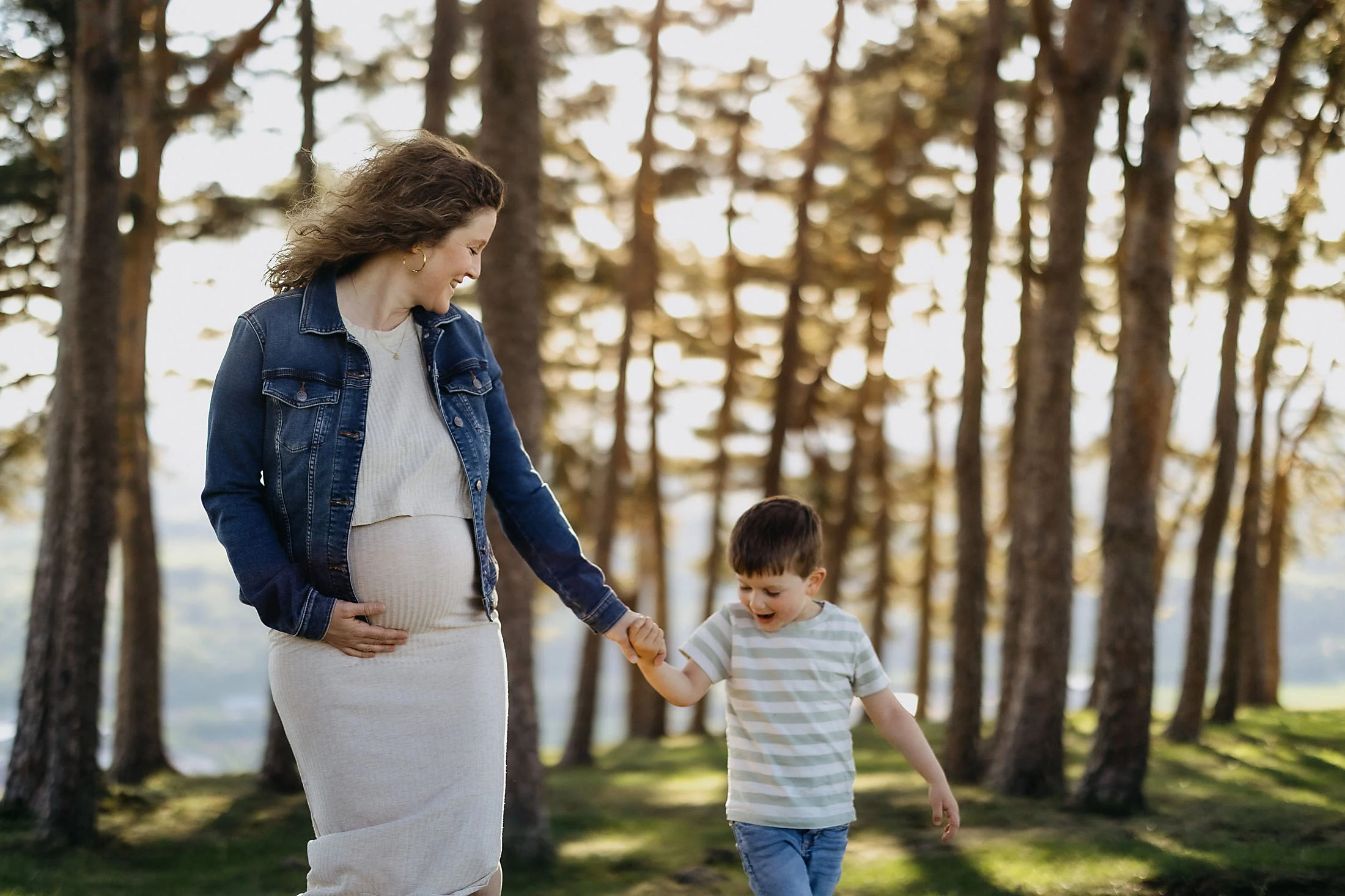 Natürliche Familienfotos bei Sonnenuntergang